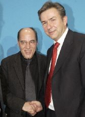 Photo Opportunity: Berlin mayor Klaus Wowereit (R) of the Social Democrats shakes hands with Party of Democratic Socialism (PDS) politician Gregor Gysi in Berlin, Dec. 20, 2001 (Photo: AFP).